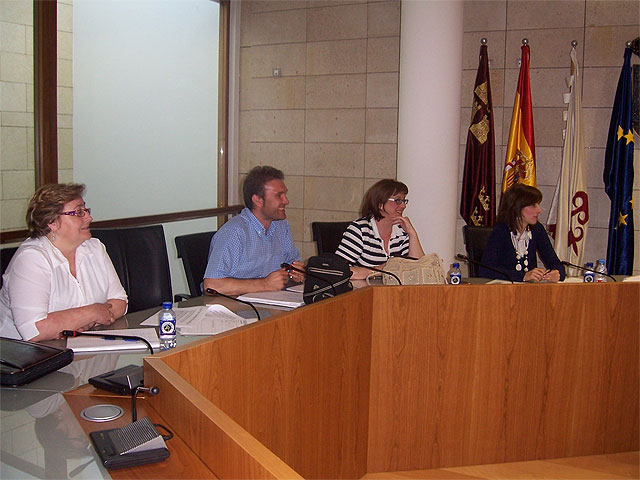 La Concejalía de Mujer e Igualdad de Oportunidades y Bienestar Social se reúnen con los agentes implicados en la intervención de la violencia de género del municipio para establecer un protocolo de actuación - 2, Foto 2