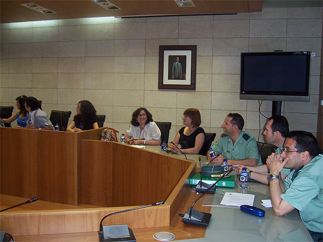 La Concejalía de Mujer e Igualdad de Oportunidades y Bienestar Social se reúnen con los agentes implicados en la intervención de la violencia de género del municipio para establecer un protocolo de actuación - 3, Foto 3