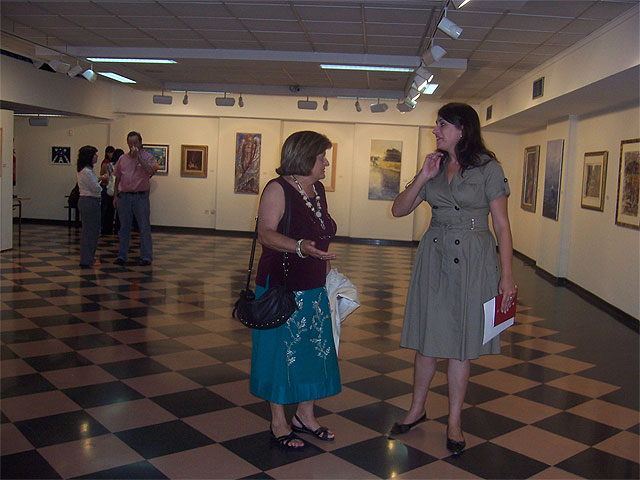 Autoridades municipales inauguran la exposición itinerante “Pintores Solidarios con Paraguay” que recoge la obra de 40 artistas, cuyos fondos irán destinados a la construcción de centros educativos en Paraguay - 2, Foto 2