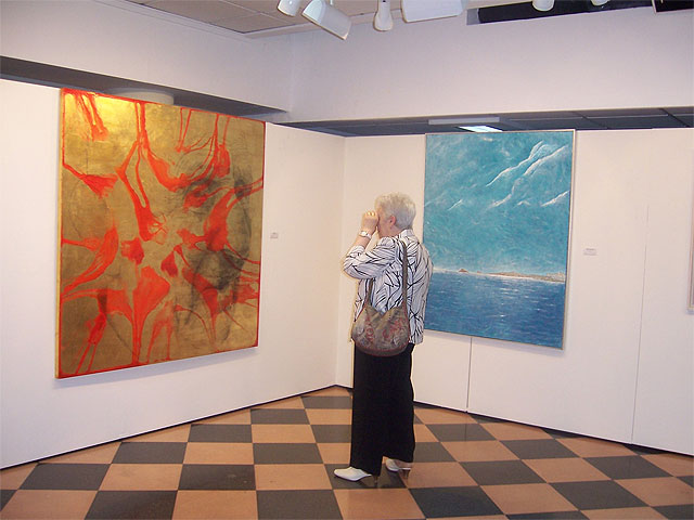 Autoridades municipales inauguran la exposición itinerante “Pintores Solidarios con Paraguay” que recoge la obra de 40 artistas, cuyos fondos irán destinados a la construcción de centros educativos en Paraguay - 3, Foto 3