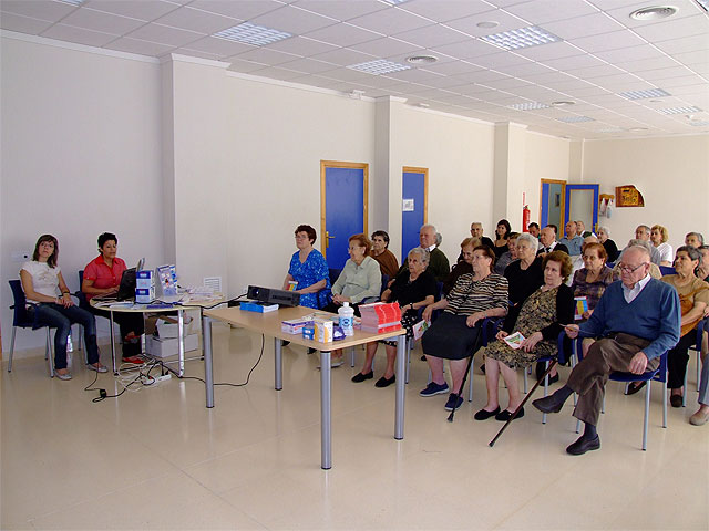 Los mayores del Centro de Día de Blanca aprenden a cuidar su higiene bucal - 1, Foto 1