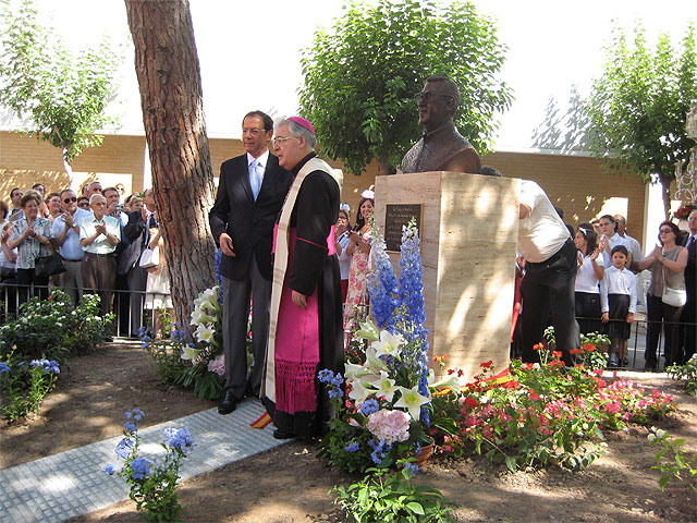 El Alcalde inaugura un busto en homenaje al padre Joseíco - 1, Foto 1