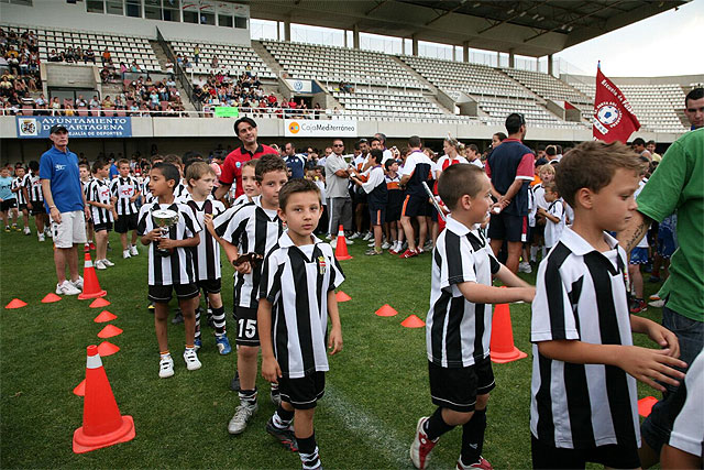 1.300 jugadores participan en la clausura de la liga local de fútbol base - 1, Foto 1