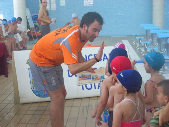 La Concejalía de Deportes clausura los cursos de natación en la piscina cubierta climatizada con una gran fiesta acuática - 2, Foto 2