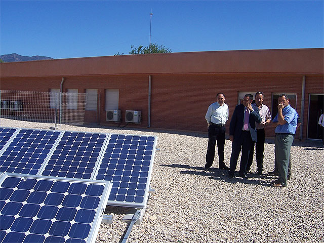 Municipal authorities inaugurate the photovoltaic solar panels installed on the roof of IES "Juan de la Cierva", which allow the supply of electricity in the center and the study of them by students, Foto 1