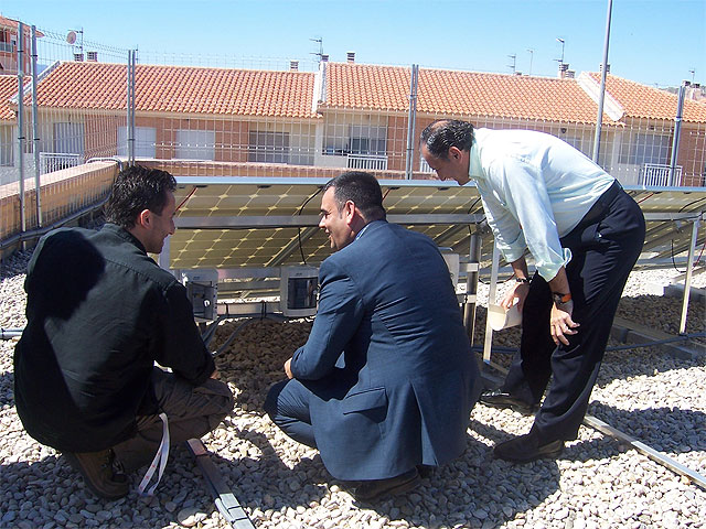 Autoridades municipales inauguran las placas solares fotovoltaicas instaladas en la azotea del IES “Juan de la Cierva”, que permitirán el suministro de electricidad en el centro y el estudio de las mismas por los alumnos - 2, Foto 2
