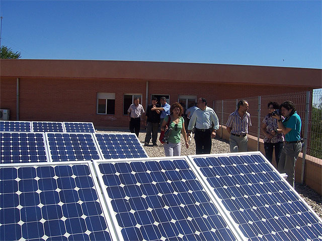 Municipal authorities inaugurate the photovoltaic solar panels installed on the roof of IES "Juan de la Cierva", which allow the supply of electricity in the center and the study of them by students, Foto 3