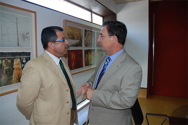 El alcalde de Mazarrn firma un convenio con el consejero de Poltica Social, Foto 1