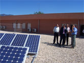 Autoridades municipales inauguran las placas solares fotovoltaicas instaladas en la azotea del IES “Juan de la Cierva”, que permitirán el suministro de electricidad en el centro y el estudio de las mismas por los alumnos