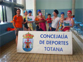 La Concejala de Deportes clausura los cursos de natacin en la piscina cubierta climatizada con una gran fiesta acutica