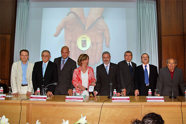 La consejera de Sanidad ofrece a los profesionales de la Arrixaca la Medalla de Oro de la Región - 1, Foto 1