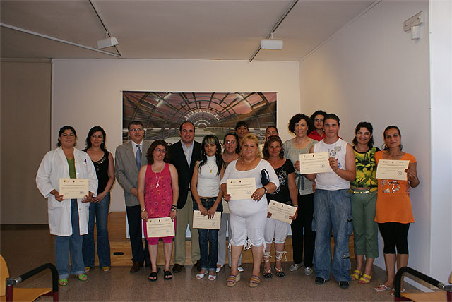El Director General de Programas de Inclusión y el alcalde de Puerto Lumbreras entregan los diplomas a los alumnos del curso de Habilidades Sociales del proyecto “Trampolín” - 1, Foto 1