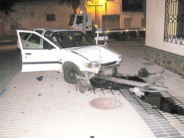Dos ladrones terminan estrellándose con un coche robado junto a la Iglesia de la Asunción tras una persecución con la Policía Local - 1, Foto 1