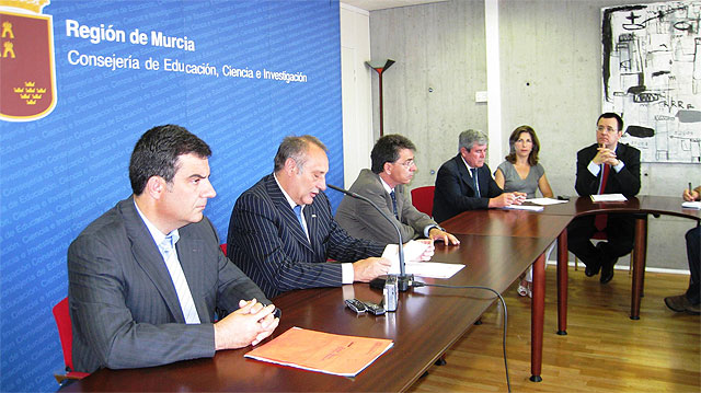 El consejero de Educación y el presidente del Tribunal Superior de Justicia entregan los diplomas a los jueces de paz educativos - 2, Foto 2