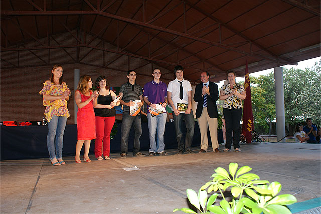 Los alumnos de ciclos formativos e iniciación profesional reciben las orlas fin de curso en el IES ‘Rambla de Nogalte’ - 1, Foto 1