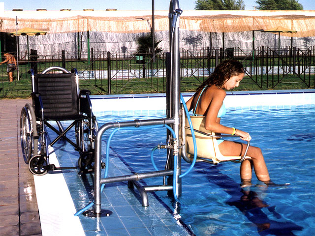 La piscina de verano contará con una silla hidráulica para minusválidos - 1, Foto 1