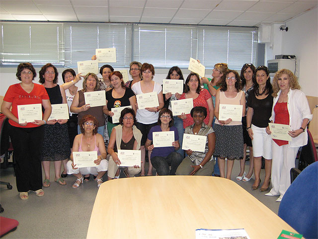 The councilman of Promotion, Employment and New Technologies closing the course "Basic Computer and Internet for Women" held at the ALA Local Development Center, Foto 1