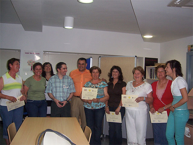 City officials closed down the course "Basic Computer and Internet" with the presentation of diplomas to women of the Association of Amas and Amos from home "As-da" in The Paretn, Foto 1