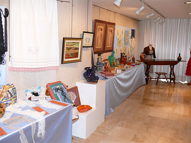Una exposición recoge los trabajos realizados en los diferentes talleres de la Universidad Popular - 1, Foto 1