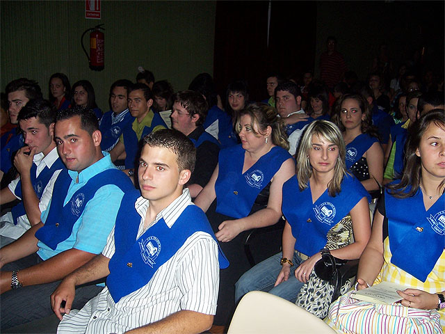 More than 80 students of IES meadow more scholarships and receive their diplomas at a graduation ceremony held at the Socio-Cultural Center "La Carcel", Foto 1