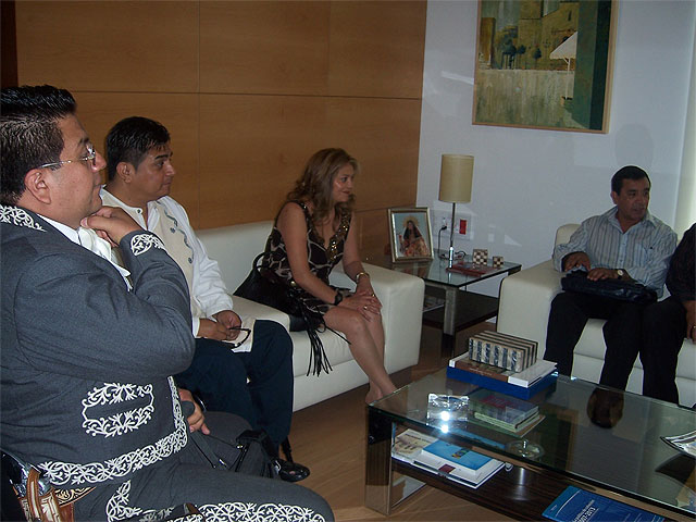 Autoridades municipales realizan una recepción institucional a una delegación de mexicanos, encabezada por el cónsul honorario de México en Murcia, para analizar los proyectos solidarios llevados a cabo por el consistorio en este país - 2, Foto 2