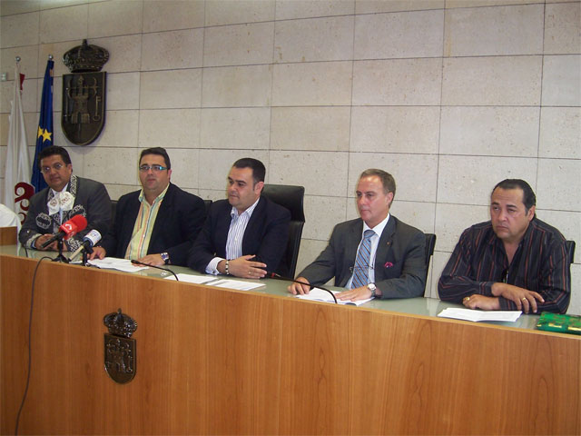 City officials made an institution receiving a Mexican delegation, headed by the honorary consul of Mexico in Murcia, to discuss charitable projects undertaken by the municipality in this country, Foto 3