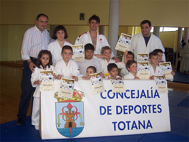La Escuela Deportiva Municipal de Judo, organizada por la concejalía de deportes, se clausura con la entrega de diplomas a los 22 alumnos que han participado en esta modalidad deportiva - 1, Foto 1