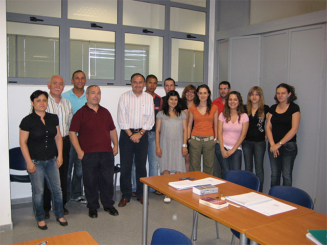 Industria, Fomento y Empleo clausuran el curso de “Inglés Básico” con la entrega de diplomas a los 17 alumnos que han realizado esta acción formativa - 1, Foto 1