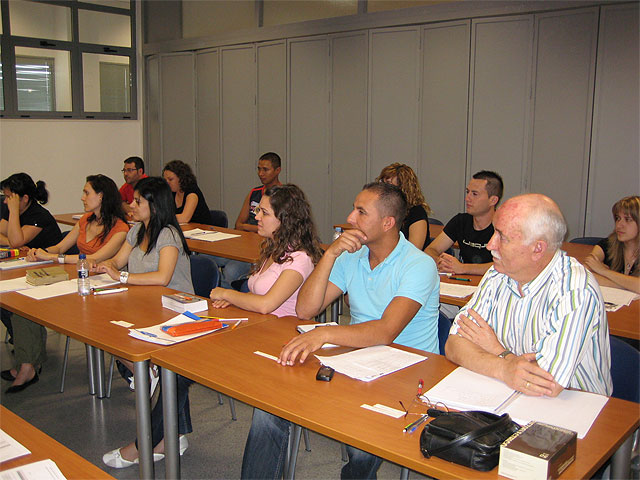 Industria, Fomento y Empleo clausuran el curso de “Inglés Básico” con la entrega de diplomas a los 17 alumnos que han realizado esta acción formativa - 2, Foto 2