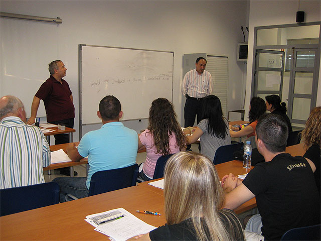Industria, Fomento y Empleo clausuran el curso de “Inglés Básico” con la entrega de diplomas a los 17 alumnos que han realizado esta acción formativa - 3, Foto 3