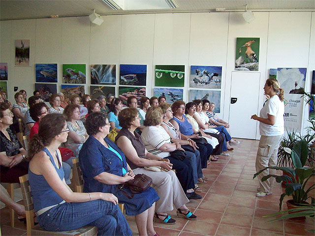 Cincuenta mujeres asisten al viaje realizado a las instalaciones de CEMACAM - 1, Foto 1