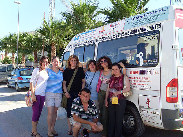 Municipal Service users Psychosocial Support Murcia moved to the mall to see "New Condomina", Foto 1