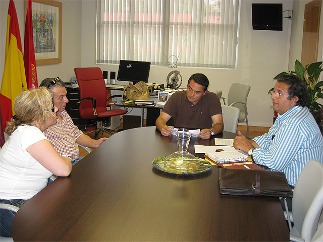 Rafael Gómez mantiene reuniones con los grupos que instalan un Huerto en el Malecón en la Feria - 1, Foto 1