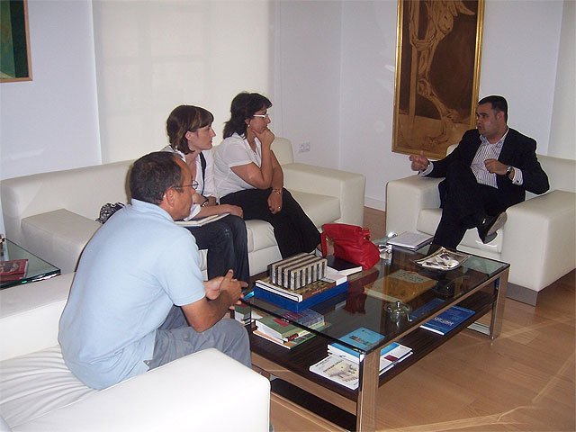 The mayor meets with representatives of CCOO, Foto 1