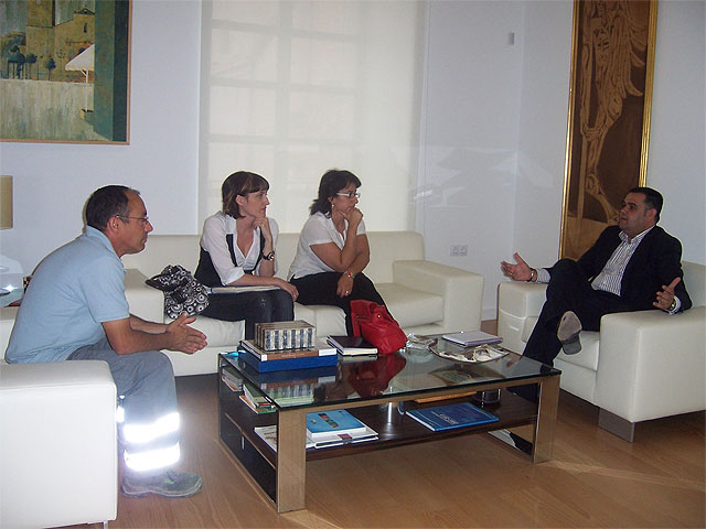 The mayor meets with representatives of CCOO, Foto 2