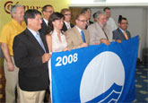 El consejero de Desarrollo Sostenible entrega al alcalde las banderas azules para el municipio