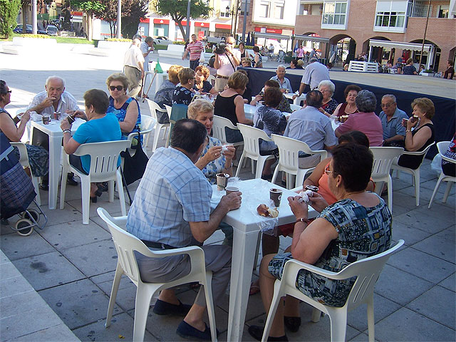 Chocolate con churros en las Fiestas del Centro Municipal de las Personas Mayores - 3, Foto 3