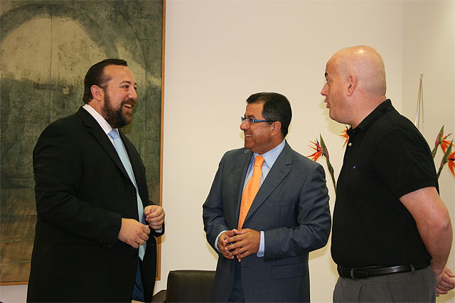 El alcalde de Mazarrn se rene con el consejero de Presidencia, Foto 1
