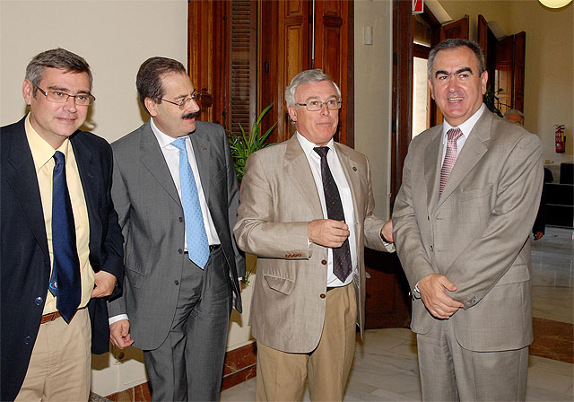 El delegado del Gobierno ofrece colaboración para mejorar los accesos al campus - 2, Foto 2