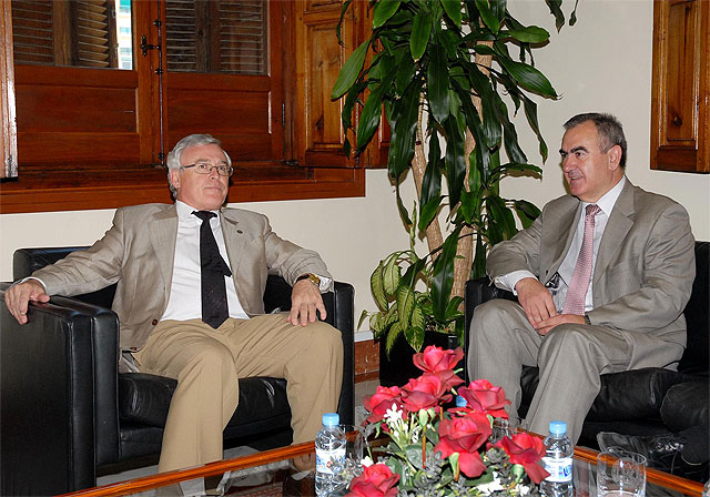 El delegado del Gobierno ofrece colaboración para mejorar los accesos al campus - 3, Foto 3