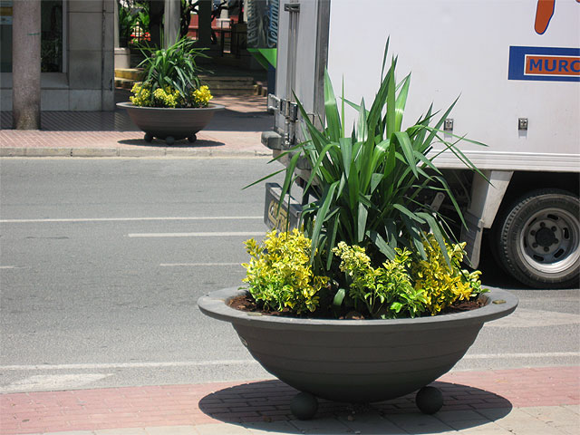 Maceteros para embellecer el centro y evitar aparcamientos en aceras - 1, Foto 1
