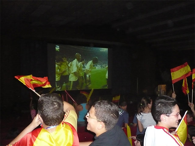 Giant screen for the final of Euro, Foto 1