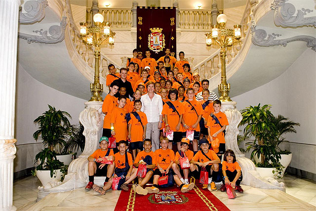 La alcaldesa recibe a los participantes del campus de fútbol 'Pegasus' - 1, Foto 1