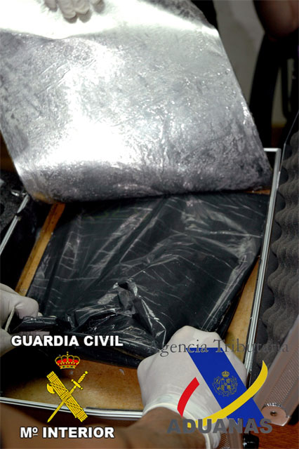 Dos personas detenidas tras recibir de Panamá 600 gr cocaína oculta en un maletín - 3, Foto 3