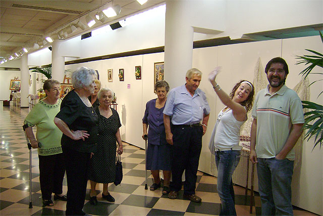 El Servicio de Estancias Diurnas para Alzheimer, SEDA, realiza una visita a la exposición de trabajos manuales en la sala “Gregorio Cebrián” - 1, Foto 1