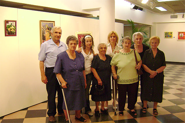 El Servicio de Estancias Diurnas para Alzheimer, SEDA, realiza una visita a la exposición de trabajos manuales en la sala “Gregorio Cebrián” - 2, Foto 2