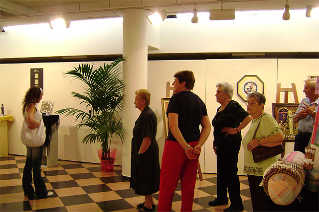 El Servicio de Estancias Diurnas para Alzheimer, SEDA, realiza una visita a la exposición de trabajos manuales en la sala “Gregorio Cebrián” - 3, Foto 3