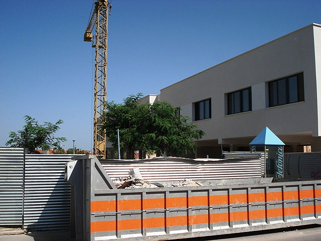 El grupo de IU + Los Verdes denuncia que la empresa que ejecuta las obras de ampliación en el Colegio Tierno Galván, las paraliza ante la falta de pago del Ayuntamiento de Totana - 1, Foto 1