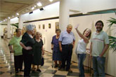 El Servicio de Estancias Diurnas para Alzheimer, SEDA, realiza una visita a la exposición de trabajos manuales en la sala “Gregorio Cebrián”