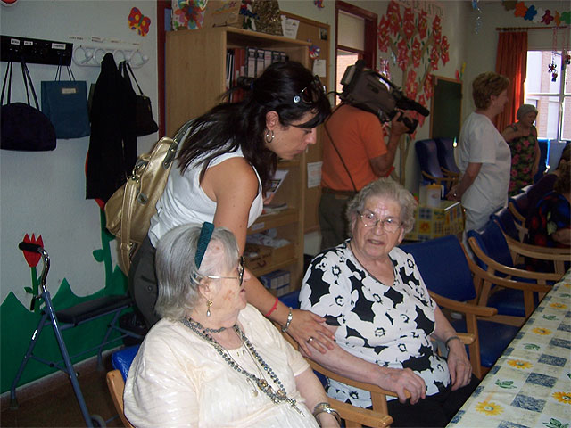 Entregan a los usuarios del Servicio de Estancias Diurnas un CD recopilatorio de los trabajos realizados durante todo el curso - 1, Foto 1